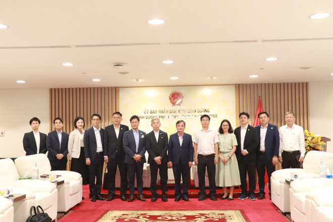 Dirigente de la provincia de Binh Duong trabaja con el Grupo japonés de Tokyu para discutir el desarrollo del sistema ferroviario ligero (LRT) en la ciudad de Thu Dau Mot. (Fuente: VNA) 1.jpg