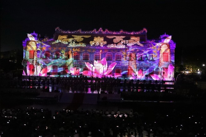 Un espectáculo de arte lumínico con mapping 3D en el Festival de Hue 2024. (Foto: Vietnam +) 3.jpg