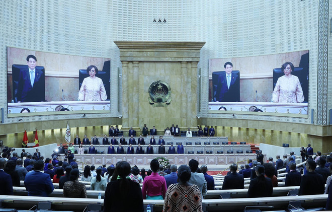 El presidente de Vietnam, Luong Cuong, y la titular de la Asamblea Nacional de Angola, Carolina Cerqueira, en la sede de la Asamblea Nacional de Angola. (Fuente: VNA) vna-potal-chu-tich-nuoc-luong-cuong-phat-bieu-chinh-sach-tai-quoc-hoi-angola-8197145.jpg
