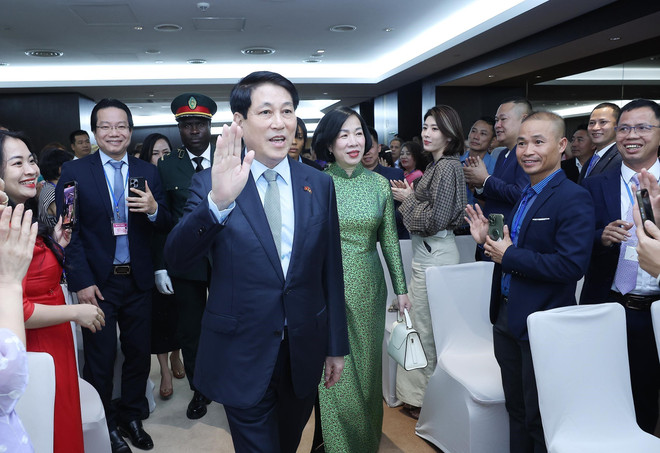 El presidente Luong Cuong y su esposa asisten a una reunión con el personal de la Embajada y la comunidad vietnamita en Angola. (Foto: VNA) vna-potal-chu-tich-nuoc-gap-go-cong-dong-nguoi-viet-nam-tai-angola-8197190.jpg