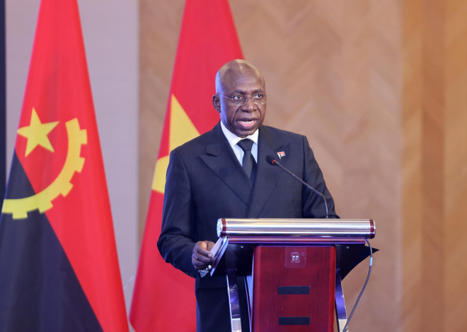 El ministro angoleño de Relaciones Exteriores, Tete Antonio, habla en el evento. (Fuente: VNA) vna-potal-chu-tich-nuoc-du-le-ky-niem-50-nam-thiet-lap-quan-he-ngoai-giao-viet-nam-angola-8197212.jpg