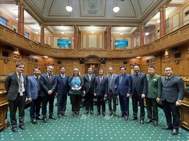 Una delegación de la Comisión de Defensa, Seguridad y Asuntos Exteriores de la Asamblea Nacional de Vietnam visita el Parlamento de Nueva Zelanda. Foto: VNA vna-potal-hoat-dong-cua-doan-dai-bieu-uy-ban-quoc-phong-an-ninh-va-doi-ngoai-quoc-hoi-tai-new-zealand-stand-2.jpg
