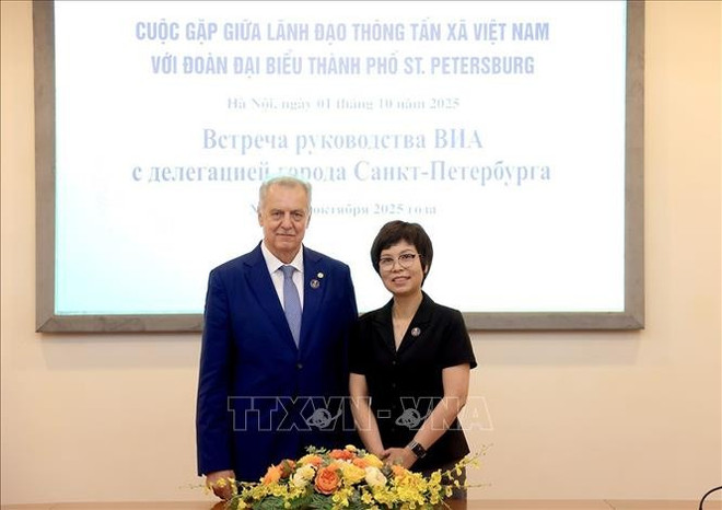 La directora general de la Agencia Vietnamita de Noticias, Vu Viet Trang, y Grigoriev Evghnhi Dmitrievic, jefe del Comité de Relaciones Exteriores de la ciudad rusa de San Petersburgo. (Fuente: VNA) ttx5-11025.jpg
