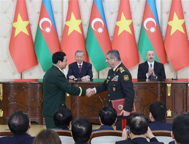 El secretario general del Partido Comunista de Vietnam, To Lam, y el presidente de Azerbaiyán, Ilham Aliyev, presencian la firma de un acuerdo de cooperación entre el Ministerio de Defensa de Vietnam y el Ministerio de Defensa de Azerbaiyán. (Fuente: VNA) 1-4117.jpg
