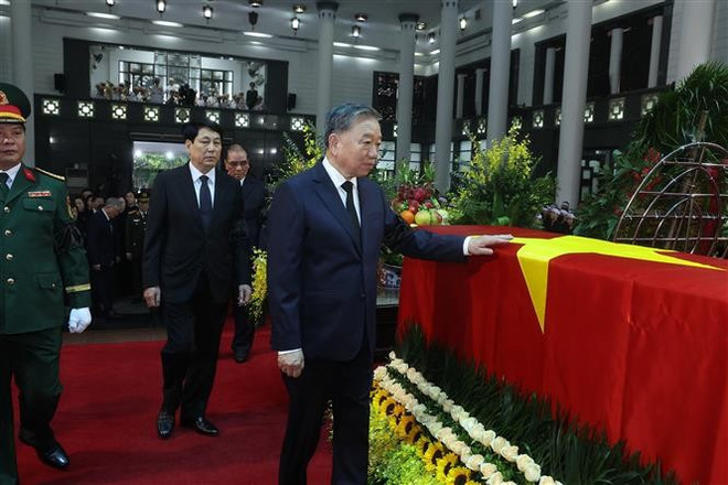 La delegación del Comité Central del Partido Comunista de Vietnam, encabezada por el secretario general To Lam, rindió homenaje al expresidente Tran Duc Luong. Foto: VNA 3.jpg