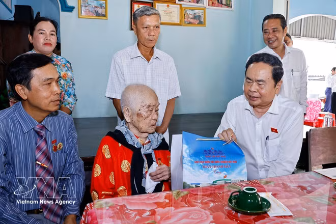 vnanet-chu-tich-quoc-hoi-tham-me-viet-nam-anh-hung-huynh-thi-se-8619660.jpg