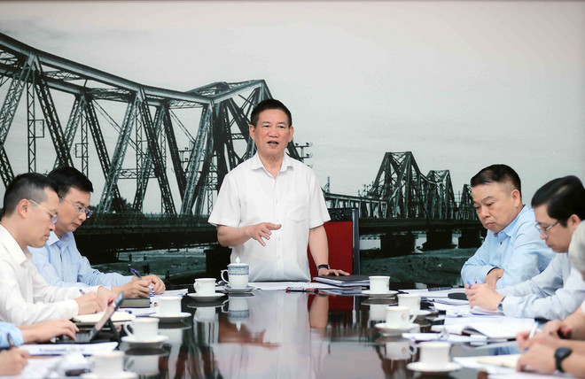 El viceprimer ministro Ho Duc Phoc habla en la reunión. (Fuente: VNA) vna-potal-pho-thu-tuong-ho-duc-phoc-chu-tri-hop-ve-dieu-hanh-chinh-sach-tien-te-quan-ly-thi-truong-vang-8278413.jpg