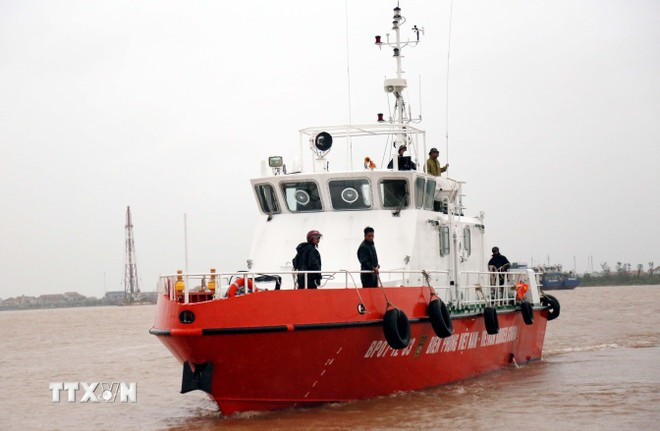 Se movilizan vehículos para buscar a las víctimas desaparecidas en dos barcos pesqueros hundidos. (Foto: VNA) quang-tri-tap-trung-tim-kiem-9-thuyen-vien-mat-tich-tren-2-tau-ca-bi-chim-8302949-7.jpg