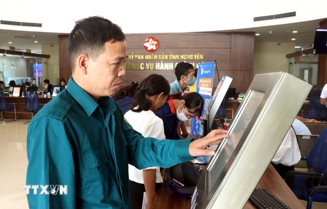 Realizan procedimientos administrativos en el Centro de Servicios Administrativos Públicos. (Fuente: VNA) hung-yen-dat-ty-le-999-giai-quyet-ho-so-thu-tuc-hanh-chinh-7641227.jpg