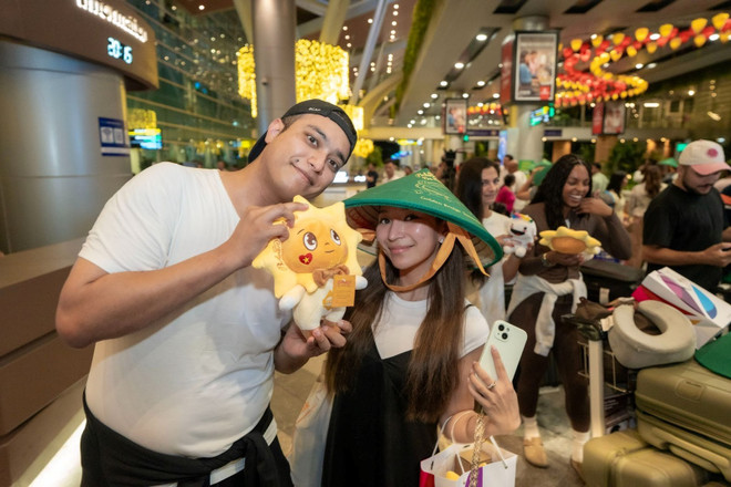 Los primeros pasajeros de Emirates reciben sombreros cónicos y ositos de peluche de Sun Group. (Fuente: Sun Group) 3.jpg