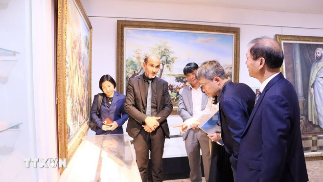 Una delegación de la Revista Comunista visita el Museo de Veteranos de Guerra de Argelia. (Foto: VNA) doan-cong-tac-cua-tap-chi-cong-san-tham-lam-viec-tai-algeria-2.jpg