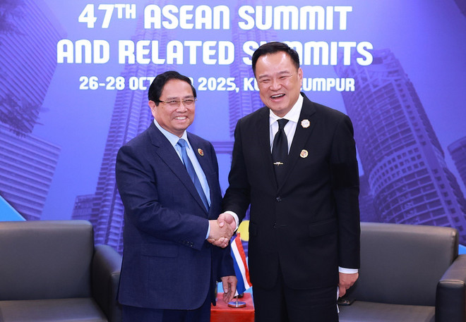 El primer ministro de Vietnam, Pham Minh Chinh, y su homólogo de Tailandia, Anutin Charnvirakul. (Foto: VNA) vna-potal-thu-tuong-pham-minh-chinh-gap-thu-tuong-thai-lan-anutin-charnvirakul-8367539.jpg