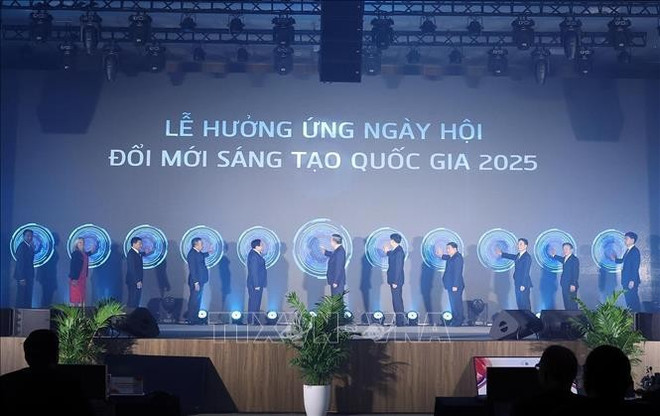 El secretario general To Lam, el primer ministro Pham Minh Chinh y delegados realizan la ceremonia de lanzamiento del Día de la Innovación de Vietnam 2025. (Foto: VNA) tbt-sangtao6.jpg