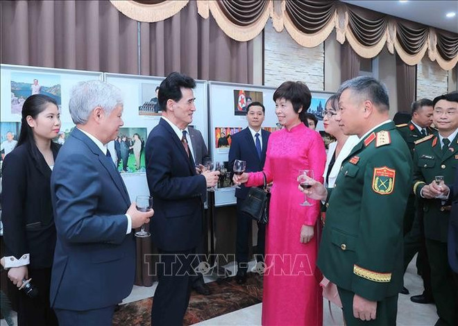 La directora general de la VNA, Vu Viet Trang, y los delegados felicitan al Embajador y al personal de la Embajada de Corea del Norte en Vietnam con motivo del 80.º aniversario de la fundación del Partido del Trabajo de Corea (10 de octubre de 1954 - 2025). Foto: VNA trieu-tien-2.jpg