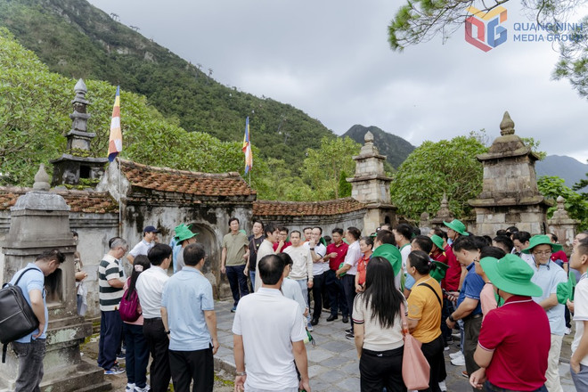 Los turistas visitan un sitio de interés en Yen Tu. (Fuente: baoquangninh.vn) 2410330-wtm-e6cea92d2b8dff12c38d96a48f24bddc.jpg
