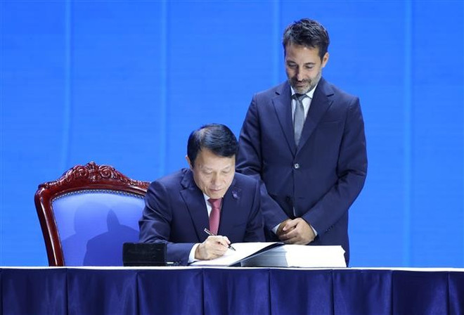 El ministro de Seguridad Pública de Vietnam, Luong Tam Quang, firma la Convención de las Naciones Unidas contra la Ciberdelincuencia. (Foto: VNA) vna-potal-phien-mo-ky-cong-uoc-ha-noi-8361928.jpg