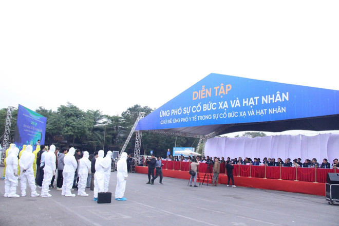 Simulacro de respuesta médica ante incidentes radiactivos y nucleares en Hanoi. (Fuente: Periódico Hanoi Moi) anh-3-ha-noi-dien-tap-ung-pho-y-te-trong-su-co-buc-xa-va-hat-nhan-nguon-bao-ha-noi-moi.jpg