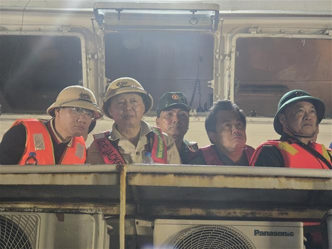 El viceprimer ministro Tran Hong Ha dirige las labores de búsqueda y rescate en la bahía de Ha Long. (Foto: VNA) vna-potal-pho-thu-tuong-chi-dao-tim-kiem-xuyen-dem-vu-lat-tau-du-lich-tren-vinh-ha-long-8158949.jpg