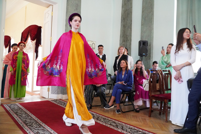 Actuación de ao dai por muchachas rusas. (Foto: VNA) vna-potal-75-nam-quan-he-nga-viet-khai-truong-trung-tam-van-hoa-nga-viet-tai-saint-petersburg-8177321.jpg