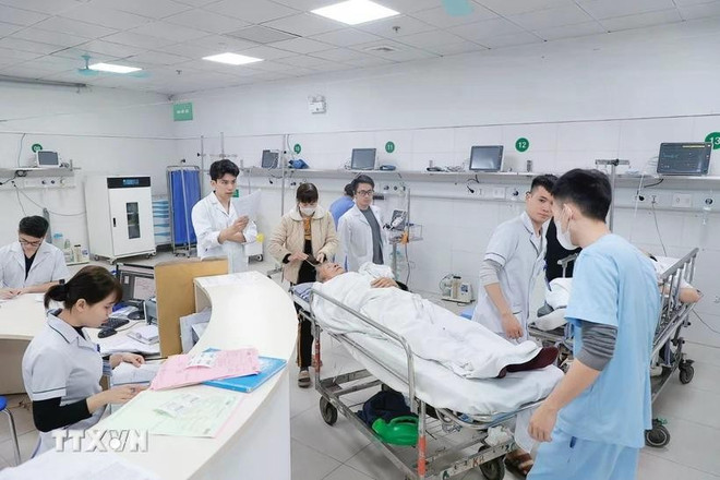 Atención de urgencias a pacientes con accidentes de tráfico. (Foto: VNA) 2.jpg