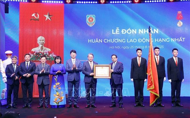 El primer ministro Pham Minh Chinh entrega la Orden de trabajo de primera clase al Ministerio de Justicia. (Fuente: VNA) tu-phap11.jpg