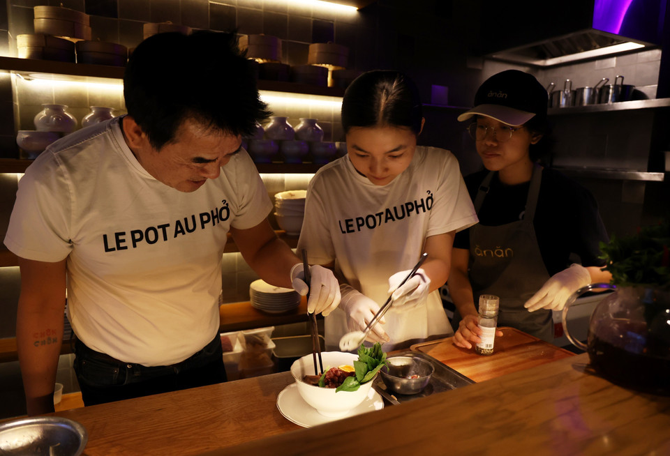 Los chefs del restaurante Pot Au Pho preparan un plato especial de pho para los comensales. (Foto: VNA)