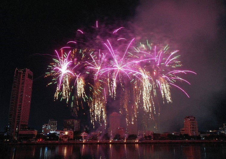 Actuación de fuegos artificiales del equipo francés. (Fuente: VNA)