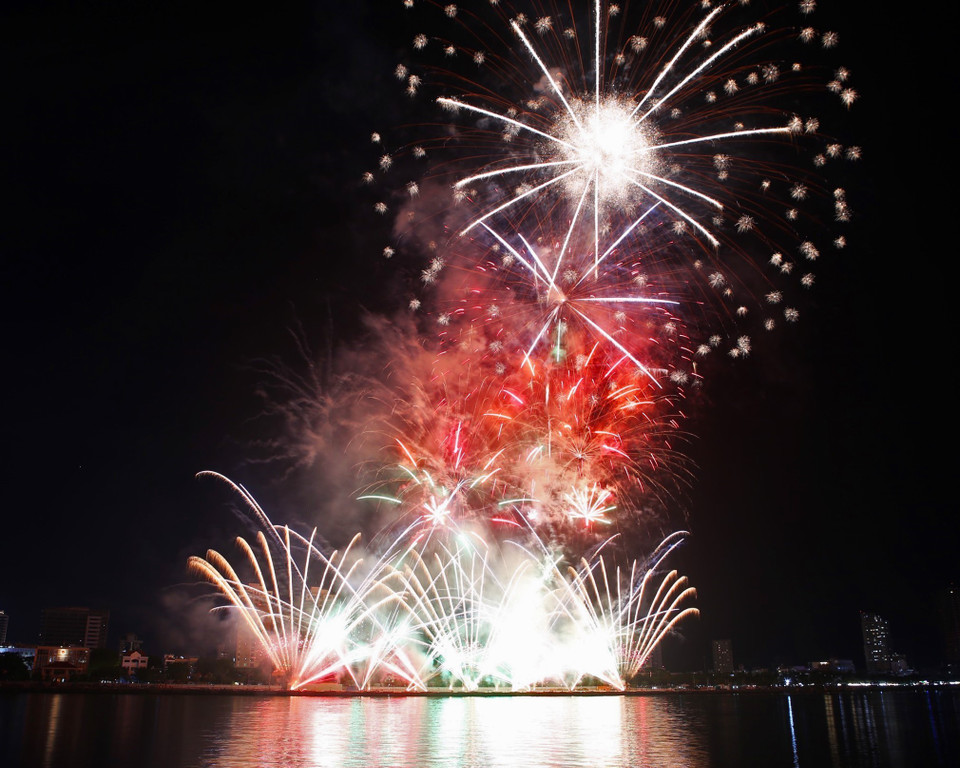Espectáculo de fuegos artificiales del equipo de Da Nang - Vietnam. (Fuente: VNA)