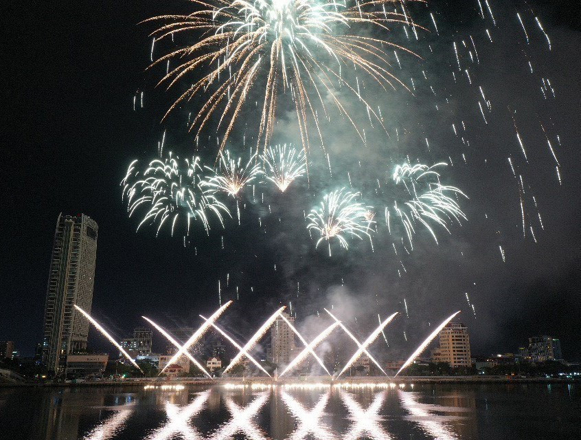 Espectáculo de fuegos artificiales del equipo de Da Nang - Vietnam. (Fuente: VNA)