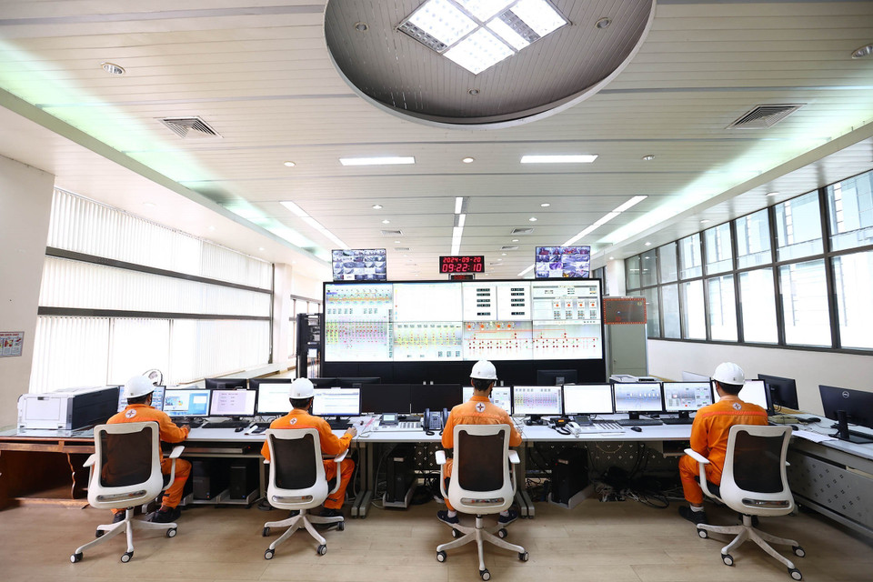 Operaran actividades de producción en la sala de control de la central hidroeléctrica de Tri An. (Fuente: VNA)