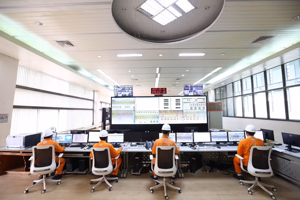 Operaran actividades de producción en la sala de control de la central hidroeléctrica de Tri An. (Fuente: VNA)