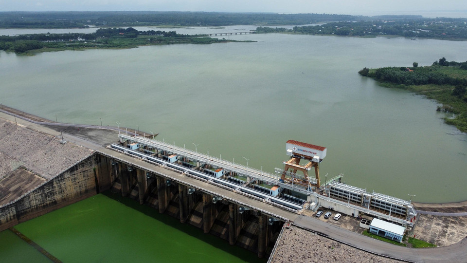 Vista panorámica de las ocho compuertas de válvula del aliviadero de la presa hidroeléctrica Tri An vista desde aguas abajo. (Fuente: VNA)