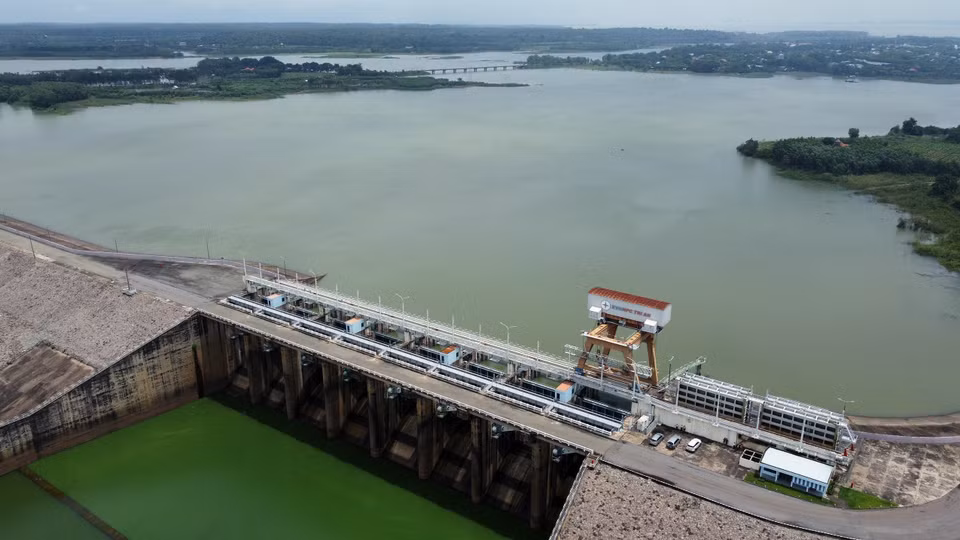 Vista panorámica de las ocho compuertas de válvula del aliviadero de la presa hidroeléctrica Tri An vista desde aguas abajo. (Fuente: VNA)