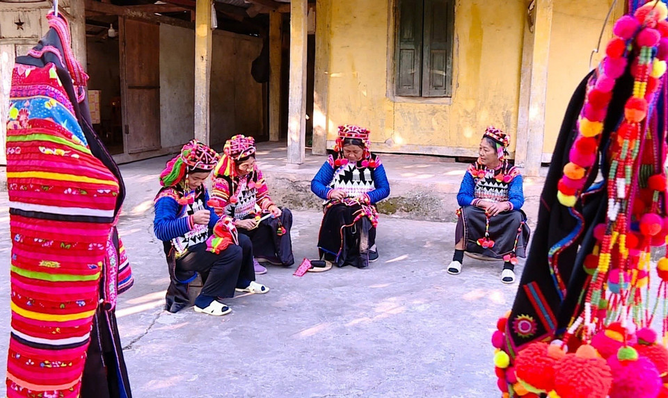Las mujeres de Ha Nhi se reúnen para bordar y coser disfraces para prepararse para el Tet (Año Nuevo Lunar). (Foto: VNA)