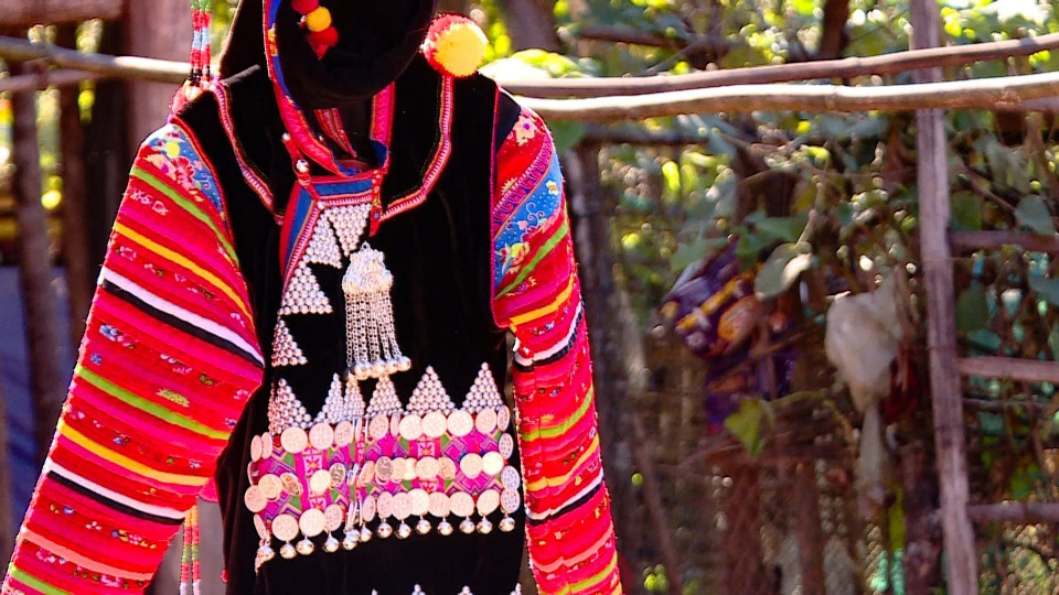 Las camisas de las mujeres Ha Nhi son las prendas que requieren más tiempo y esfuerzo para confeccionarse. (Foto: VNA)