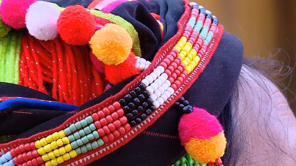 Patrones coloridos en los tocados de las mujeres de Ha Nhi. (Foto: VNA)
