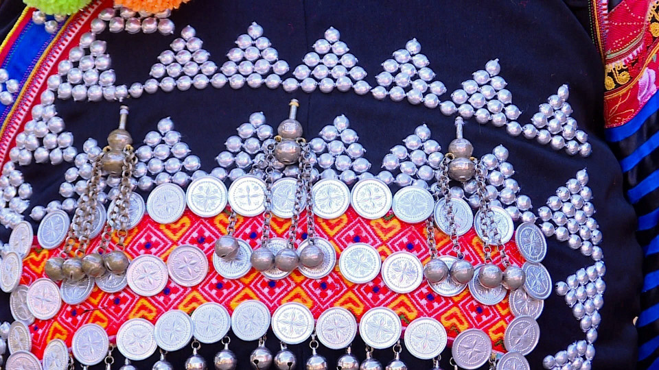 Patrones bordados y joyas de plata están adheridos a las camisas de las mujeres Ha Nhi. (Foto: VNA)