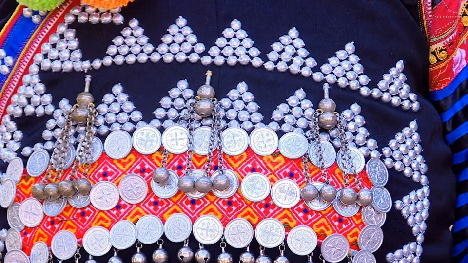 Patrones bordados y joyas de plata están adheridos a las camisas de las mujeres Ha Nhi. (Foto: VNA)