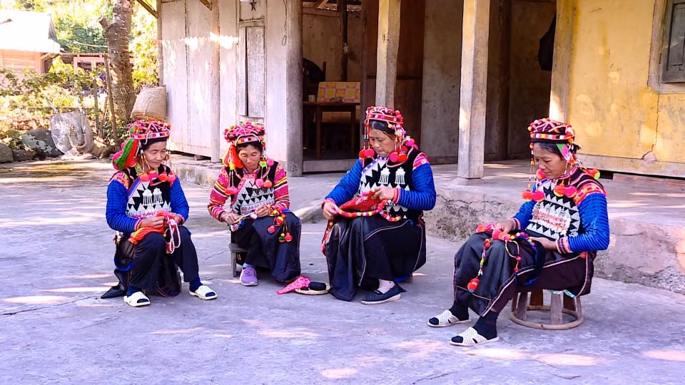 Las mujeres de Ha Nhi se reúnen para bordar y coser disfraces para prepararse para el Tet (Año Nuevo Lunar). (Foto: VNA)