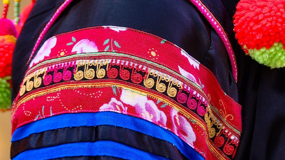 Patrones en los omóplatos de la camisa de una mujer Ha Nhi. (Foto: VNA)