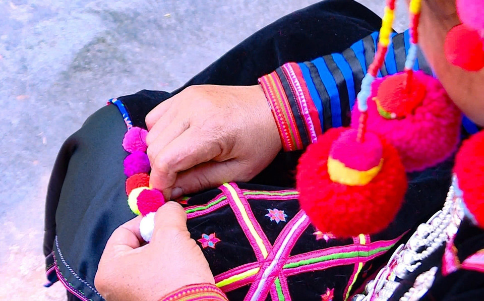 Cada disfraz de Ha Nhi tiene muchos patrones que requieren que la bordadora sea muy meticulosa. (Foto: VNA)