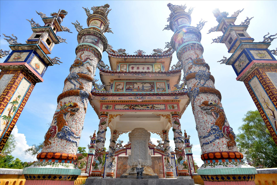 Aunque la gente de Hue no es ajena a la imagen de tumbas decoradas elaboradamente, aquí todavía están extremadamente sorprendidos por el nivel de grandeza y esplendor más allá de la imaginación. (Fuente: Revisita Vietnam)