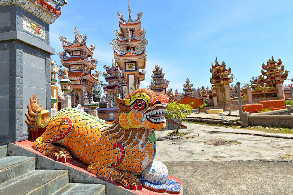El león con incrustaciones de porcelana amarilla frente a la tumba representa la riqueza, la nobleza y el poder de la familia. (Fuente: Revisita Vietnam)