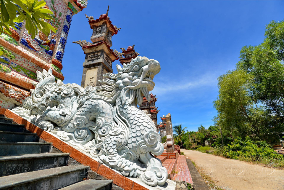 Dragón delicadamente tallado frente a los escalones de una sepultura. (Fuente: Revisita Vietnam)