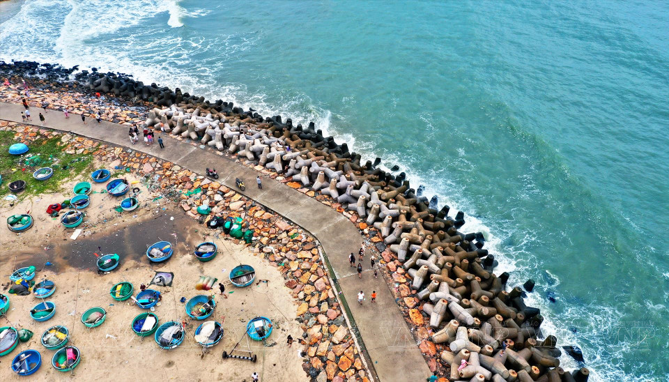 Un camino sinuoso que conduce al mar añade un toque encantador al paisaje. (Fuente: VNA)