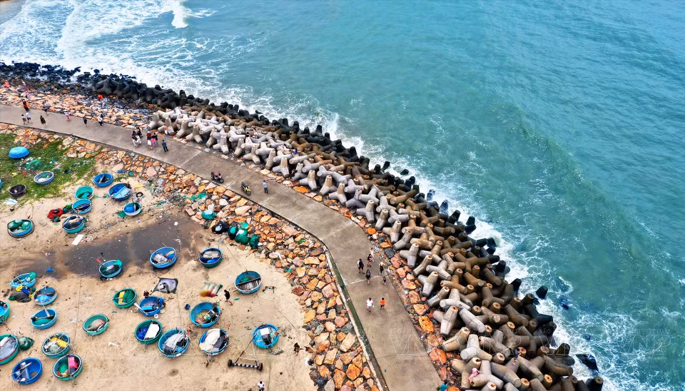 Un camino sinuoso que conduce al mar añade un toque encantador al paisaje. (Fuente: VNA)