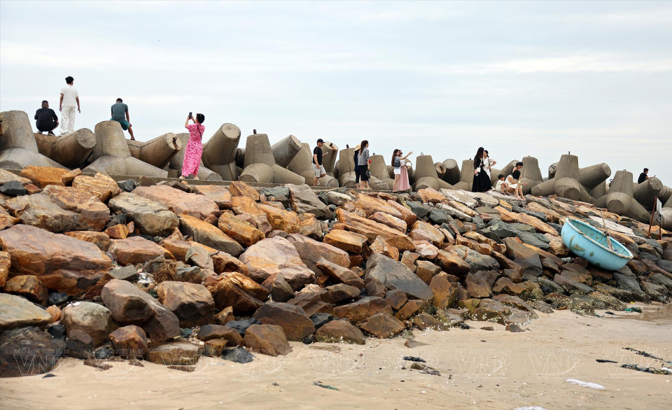La playa de rocas de Ong Dia se está convirtiendo en un destino favorito de los jóvenes, especialmente los apasionados de la fotografía. (Fuente: VNA)