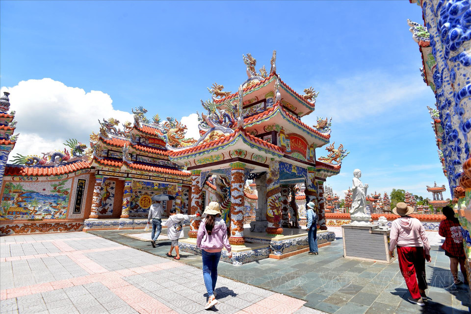 La lujosa y espléndida belleza de los mausoleos ha atraído a mucha gente curiosa. (Fuente: Revisita Vietnam)