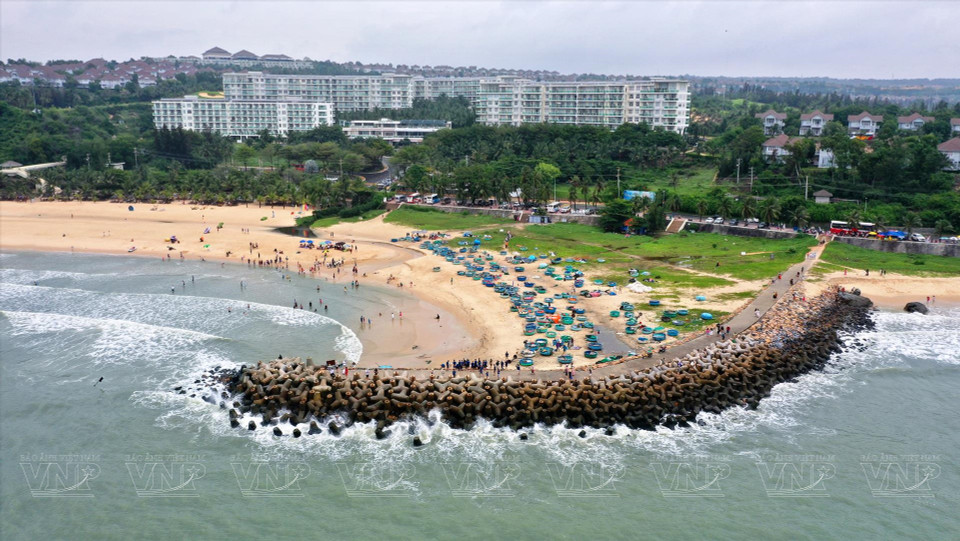 Una vista panorámica de la playa rocosa de Ong Dia desde arriba. (Fuente: VNA)