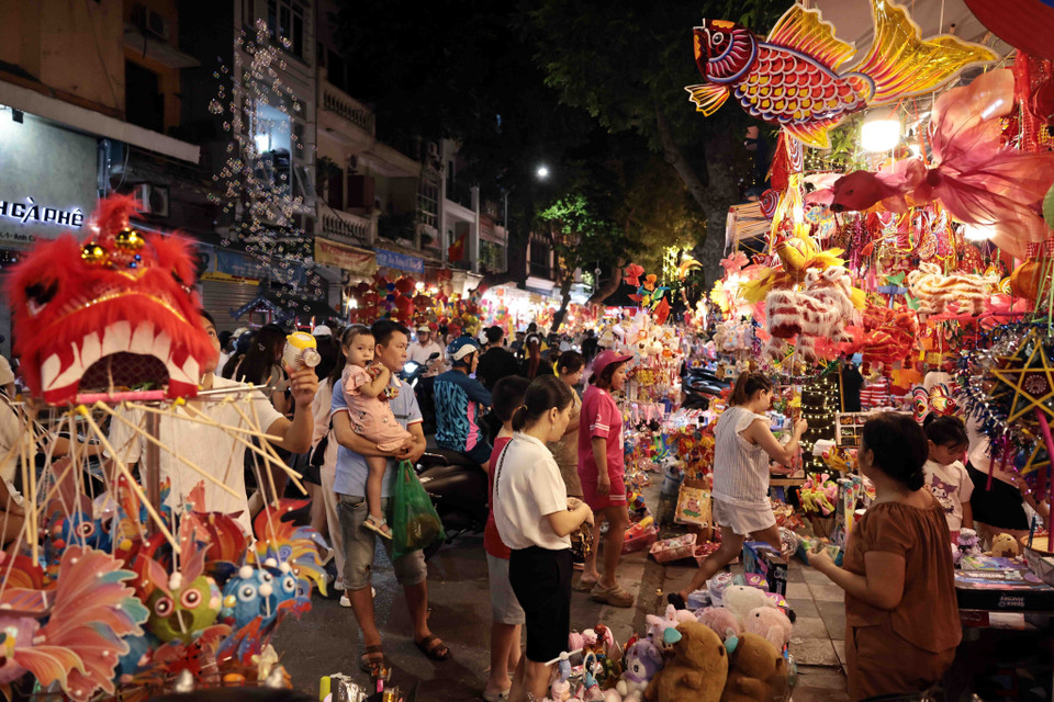 La gente compra juguetes para el Festival del Medio Otoño en la calle de Hang Ma. (Fuente: VNA)